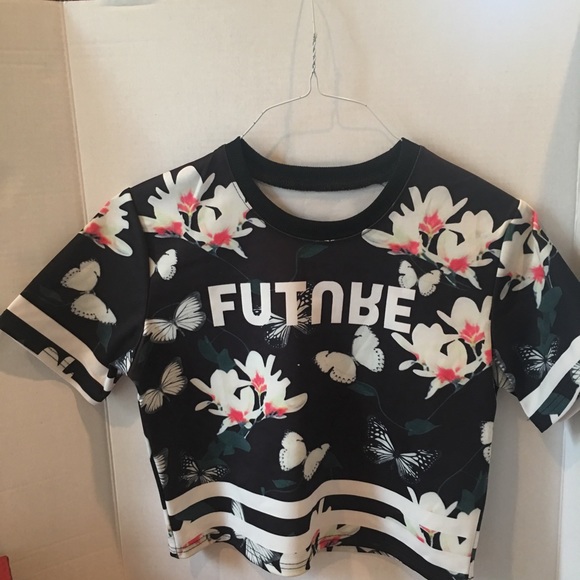 A crop top shirt - Picture 1 of 3